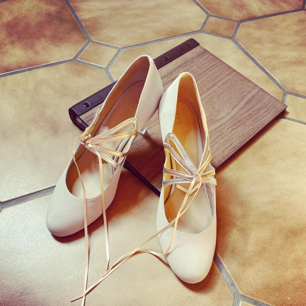 Buch und Schuhe